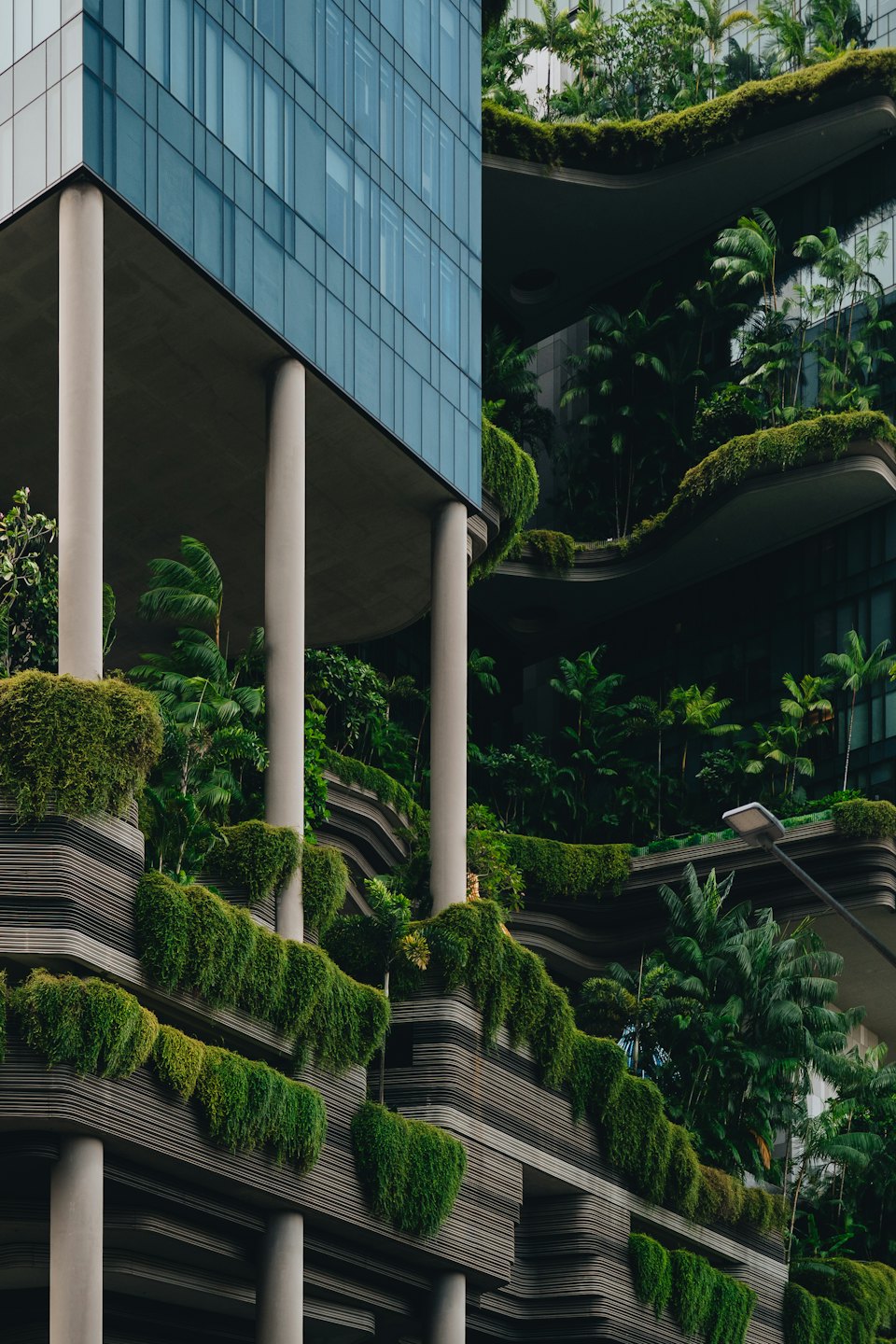 Edificio con jardines verticales y balcones.