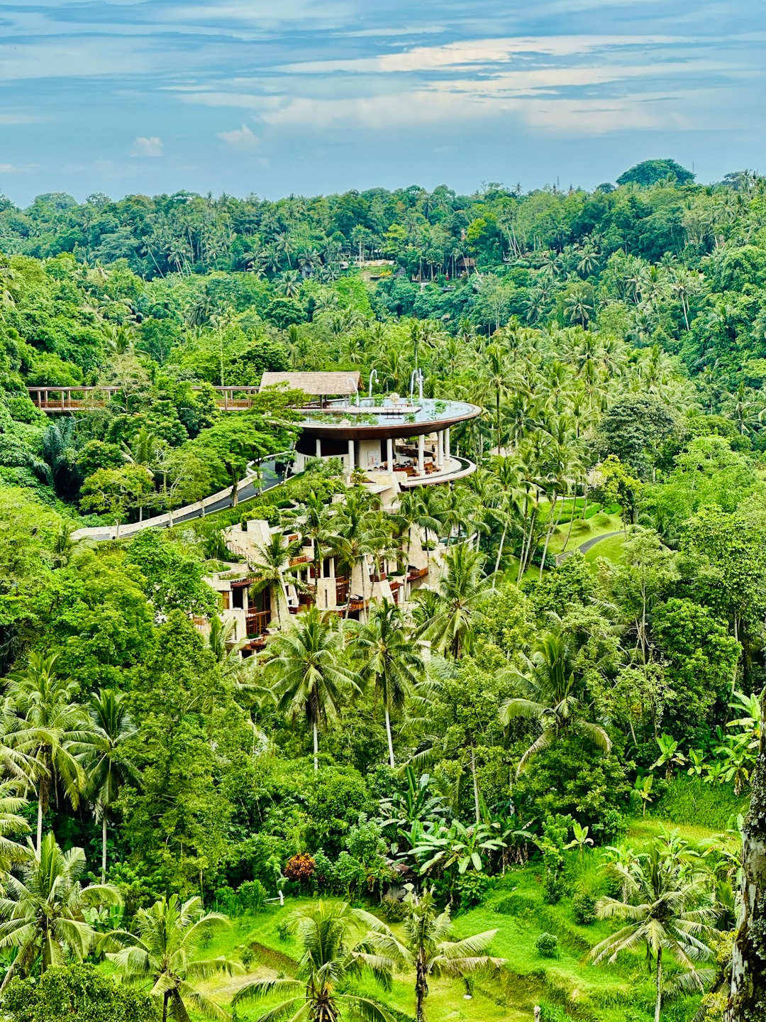 Edificios de resort modernos rodeados de exuberante vegetación tropical.